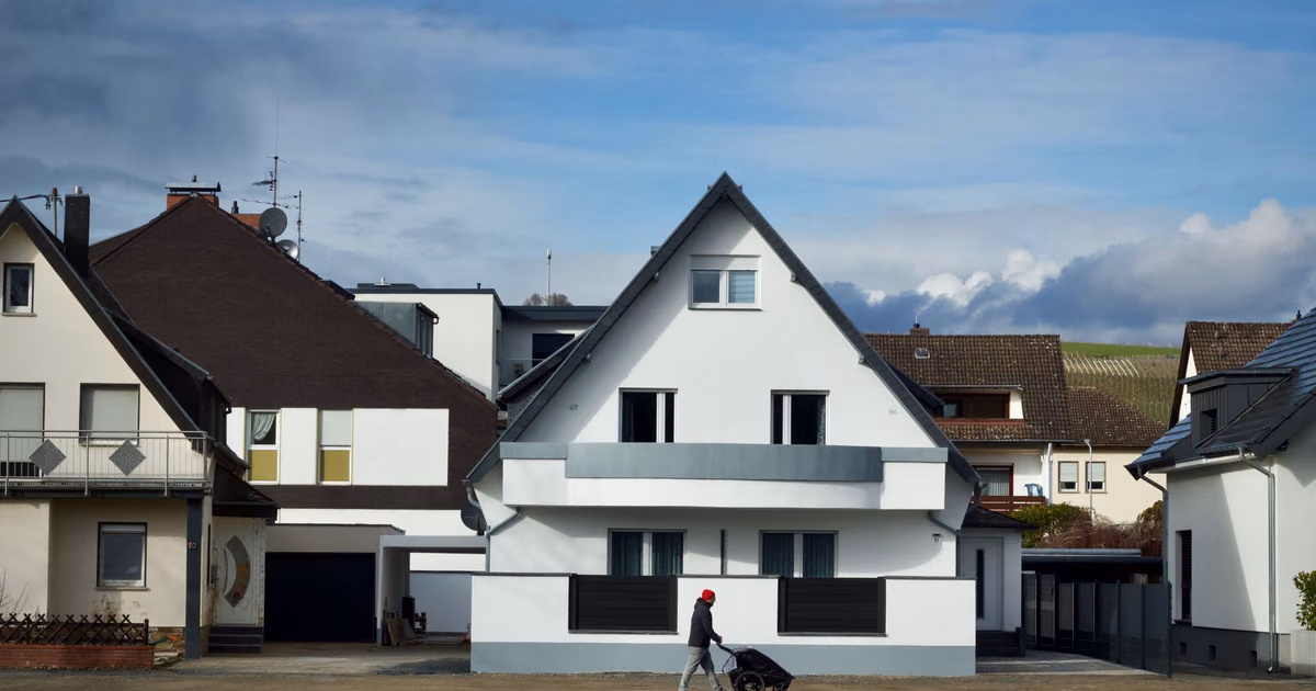 Einfamilienhaus in einer deutschen Wohnsiedlung als Beispiel für die Objektbewertung in der Baufinanzierung
