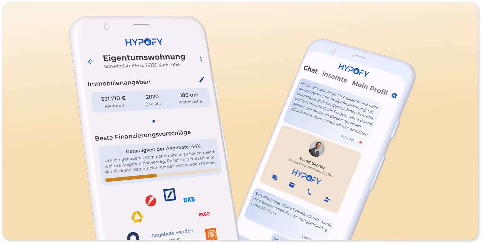 Zwei Smartphones mit der HYPOFY-Kunden-App: links die Immobilienangaben eines Objekts mit Kaufpreis, Baujahr und Wohnfläche, darunter die besten Finanzierungsvorschläge; rechts der Chat mit dem digitalen Assistenten und dem zugeordneten Berater